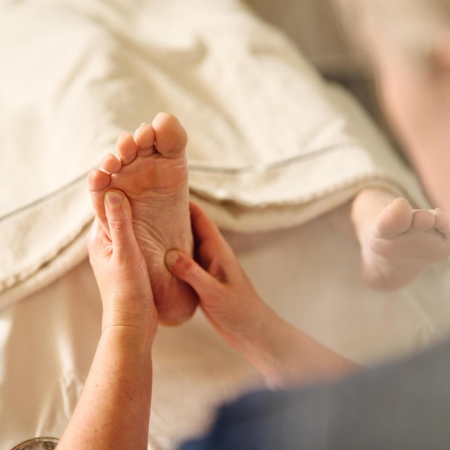 Das Foto zeigt eine Fußreflexzonen-Massage im DünenSpa