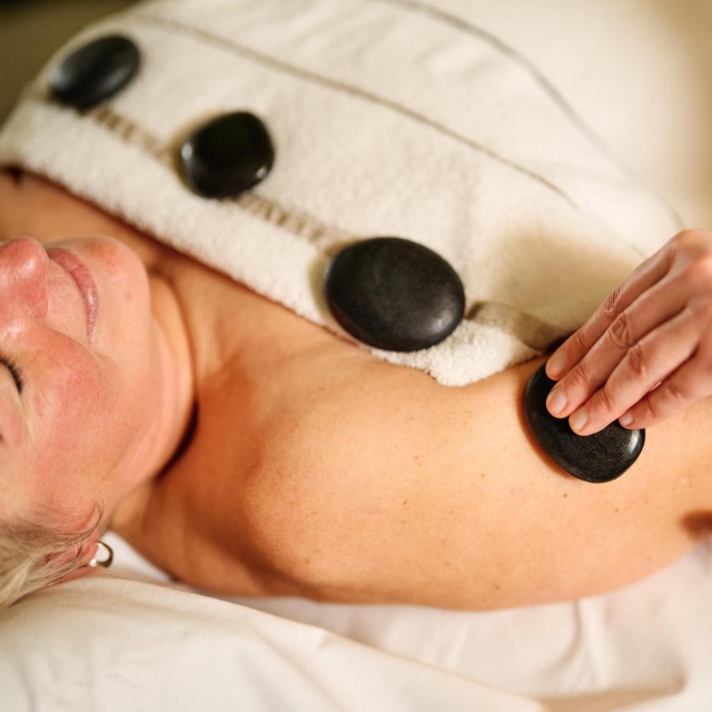 Eine Frau erhält eine Maritime Hot Stone Massage im DünenSpa.