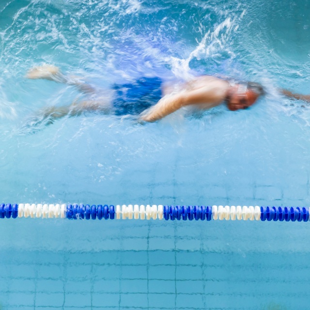 Ein Mann beim Frühschwimmen im InselBad