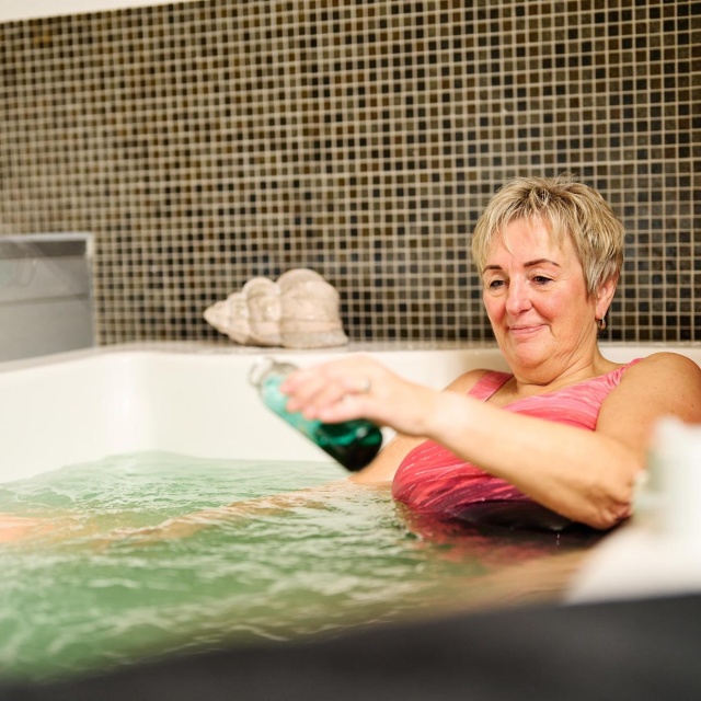 Eine Frau bei einem Entspannungsbad im DünenSpa