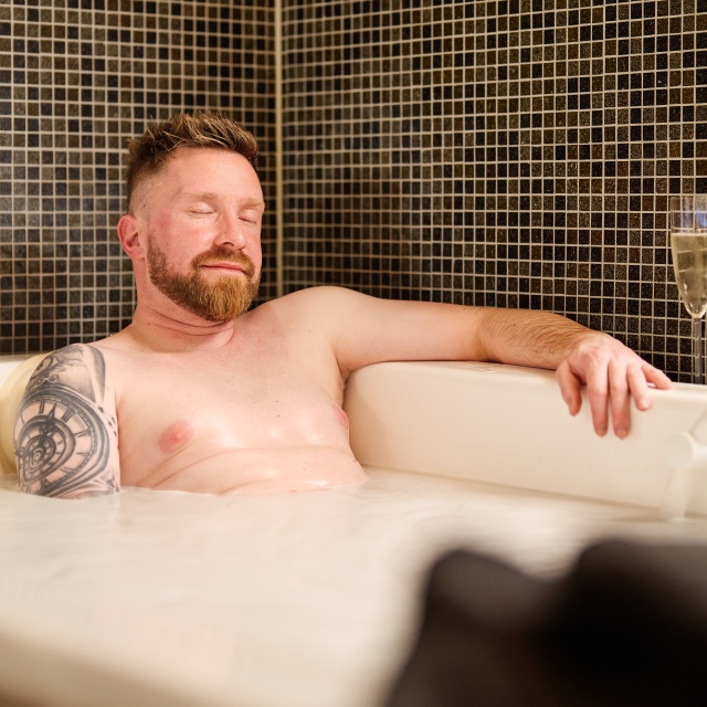 Ein Mann bei einem Sanddorn-Bad im DünenSpa
