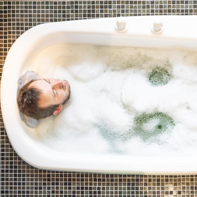 Ein Mann bei einem Bad im DünenSpa