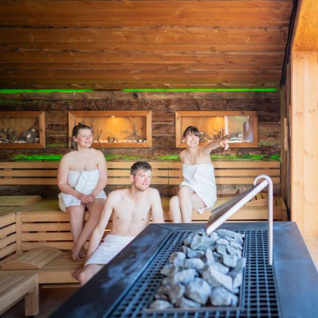 Besucher*innen in der Sauna im DünenSpa.