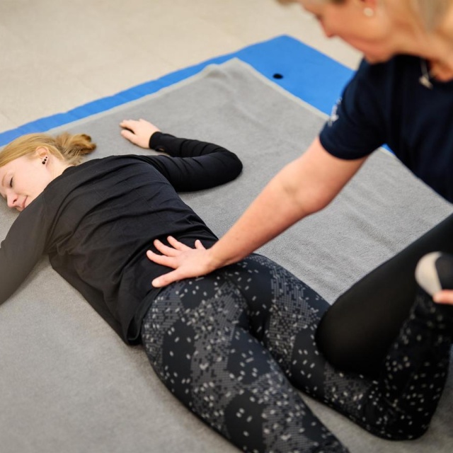 Eine Frau bei einer Shiatsu-Behandlung im TGZ