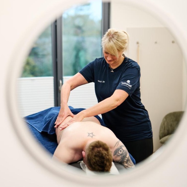 Ein Mann erhält eine Massage im TGZ.