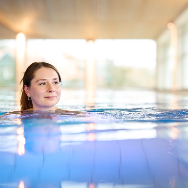 Eine Frau schwimmt im InselBad.