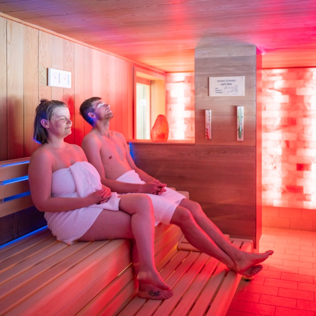Ein Paar in der Infrarot-Sauna im DünenSpa