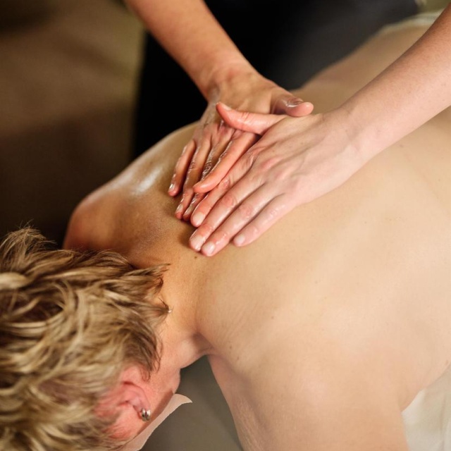 Eine Frau bei einer Aromaöl-Massage im DünenSpa.