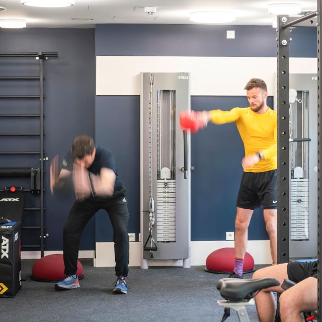 Drei Männer treiben Sport im Fitness-Stuuv.