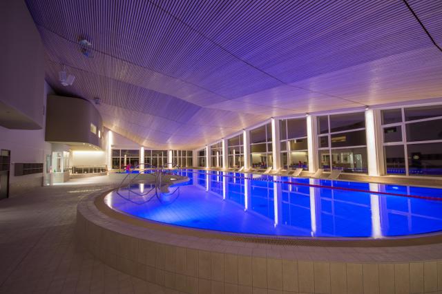 Indoor-Pool des Inselbads stimmungsvoll beleuchtet